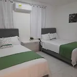 Tita\'S Airport Hotel