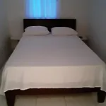 Tita\'S Airport Hotel